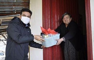 Kaymakam Şahin, 65 yaş ve üstü annelerini ziyaret...