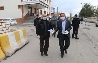 Kaymakam ve Belediye Başkanı vatandaşlara maske...