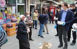 Kaymakam ve belediye başkanından maske dağıtımı