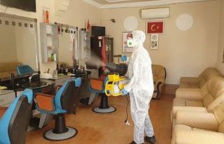 Kaynaşlı’da kuaför salonları ve berberler dezenfekte...