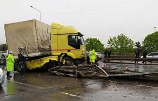 Kaza yapan tır Karadeniz sahil yolunu trafiğe kapattı