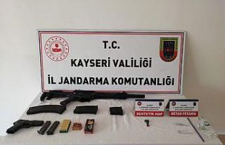 Kazaya karışan araçtan uyuşturucu ve silah çıktı