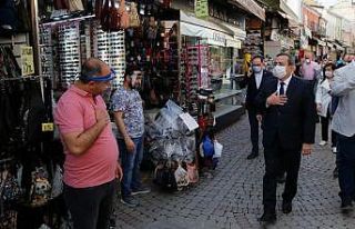 Kemeraltı Çarşısı ve berber esnafı kepenklerini...