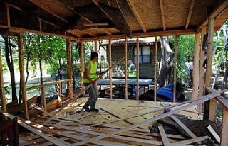 Kemer’de kaçak yapılar yıkılıyor