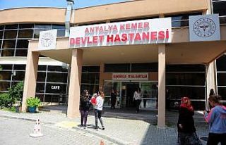 Kemer’den hemşirelere karanfil