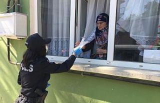 Kepsut’ta polisler Annelerin gününü evlerinde...