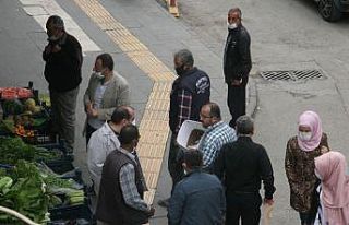 Kilisliler sosyal mesafe kurallarını hiçe sayıyor