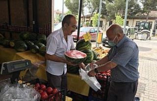 Kilosu 4 lira olan karpuzu tezgahta yarım ve çeyrek...