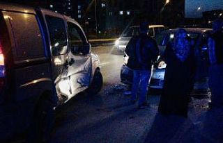 Kırmızı ışık ihlali yapan sürücü kaza yaptı:2...