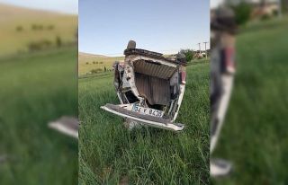 Kırşehir’de, hafif ticari araç şarampole devrildi:...