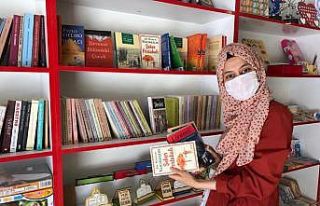 Kısıtlama 4 saatliğine kalktı, gençler kitap...