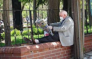 Kısıtlama günlerinde gazete satışı araçla yapıldı