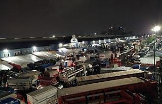 Kısıtlama kalkınca Bayrampaşa meyve sebze halinde...