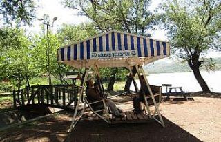 Kısıtlama kalkınca göl kenarında sohbet ettiler