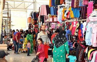 Kısıtlama öncesi vatandaşlar pazara akın etti