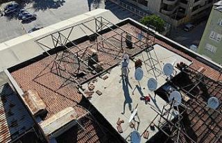 Kısıtlamada çatıdan uçurtma uçurarak çocukluğuna...