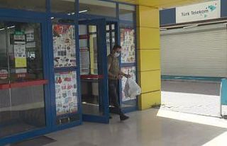 Kısıtlamanın 3. gününde vatandaşlar marketlerden...