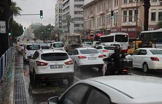 Kısıtlamanın ardından İzmir’de ilk iş gününde...