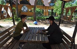 Kısıtlamanın kalkmasıyla gençler parklarda buluştu,...