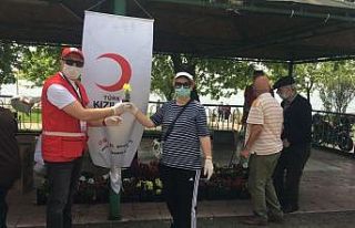 Kızılay 65 yaş üstü vatandaşlara 1500 adet çiçek...