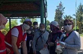 Kızılay 65 yaş üstü vatandaşlara maske ve dezenfektan...