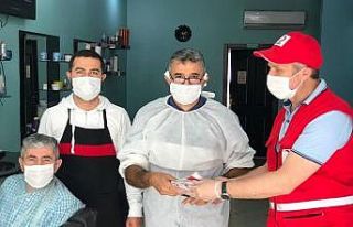 Kızılay berber ve kuaför salonlarına maske dağıttı