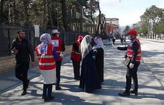 Kızılay gönüllülerinden maske ve dezenfektan...