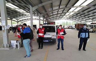 Kızılay, maske ve dezenfektan dağıttı