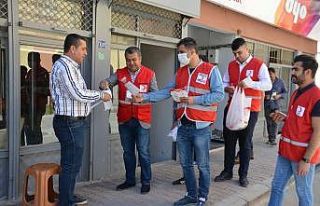 Kızılay vatandaşlara maske ve dezenfektan dağıttı