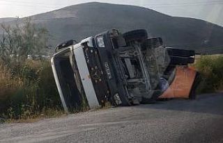 Kontrolden çıkan beton mikseri kaza yaptı