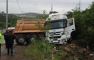 Kontrolden çıkan hafriyat kamyonu makaslayarak durabildi:...