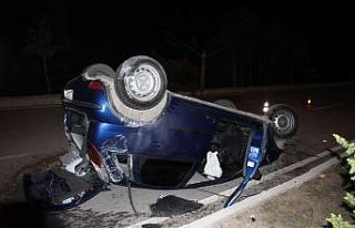 Kontrolden çıkan otomobil ağaçlara çarparak takla...