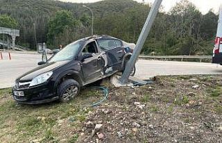 Kontrolden çıkan otomobil elektrik direğine çarptı