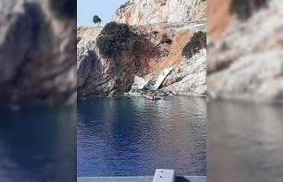 Kontrolden çıkan tır denize uçtu, sürücü hafif...