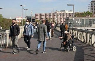Kontrollü sosyal hayatın ilk gününde metrobüslerde...