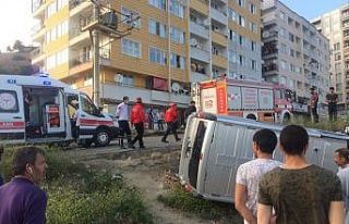 Kontrolünü kaybeden araç yol kenarına devrildi