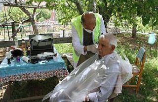 Konya’da 65 yaş üstü vatandaşlara bayram tıraşı...