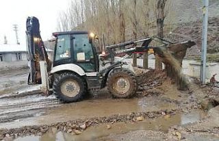 Köprüköy’de yoğun yağış sele neden oldu