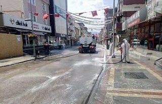 Körfez’de caddeler sabunlu suyla yıkandı