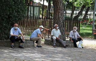 Korona izinlerini tavla başında geçirdiler