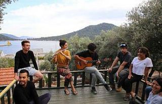 Korona sebebiyle mahsur kalan turistler, turizm merkezinde...