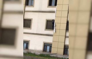 Korona virüs şüphelisi çarşafları birleştirerek...