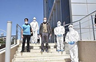 Korona virüsten iyileşen iki hasta alkışlarla...