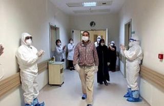 Korona virüsü yenen çift alkışlar eşliğinde...