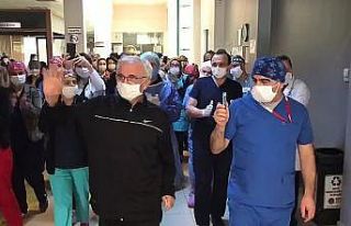 Korona virüsü yenen doktor alkışlarla taburcu...