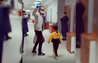 Koronayı yenen baba ve 5 yaşındaki oğlu taburcu...