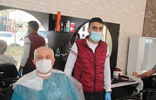 Kuaförler müşterileriyle buluştukları için sevinçli