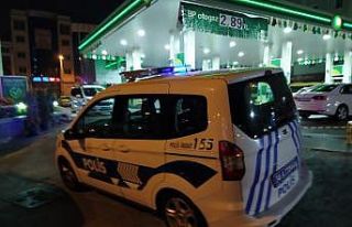 Küçükçekmece’de tekeri patlayan otomobil benzinlikteki...