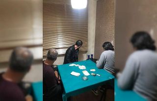 Kumar oynarken yakalanan şahıslara sosyal mesafe...