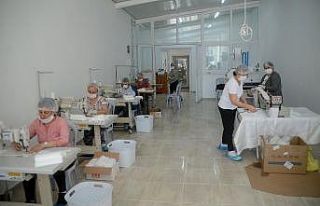Kuşadası emek atölyesi, çocuklar için maske üretimine...